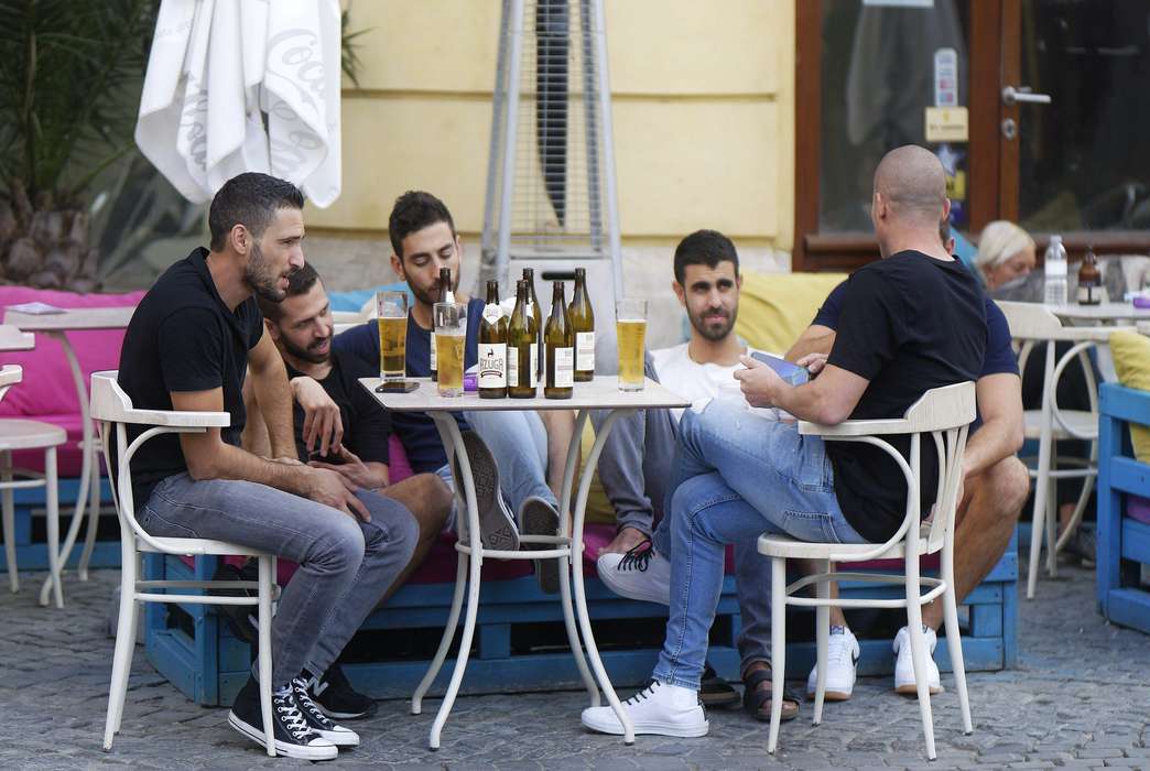 Blue-collar work leads to heavier drinking. (Pixabay/Candid Shots)