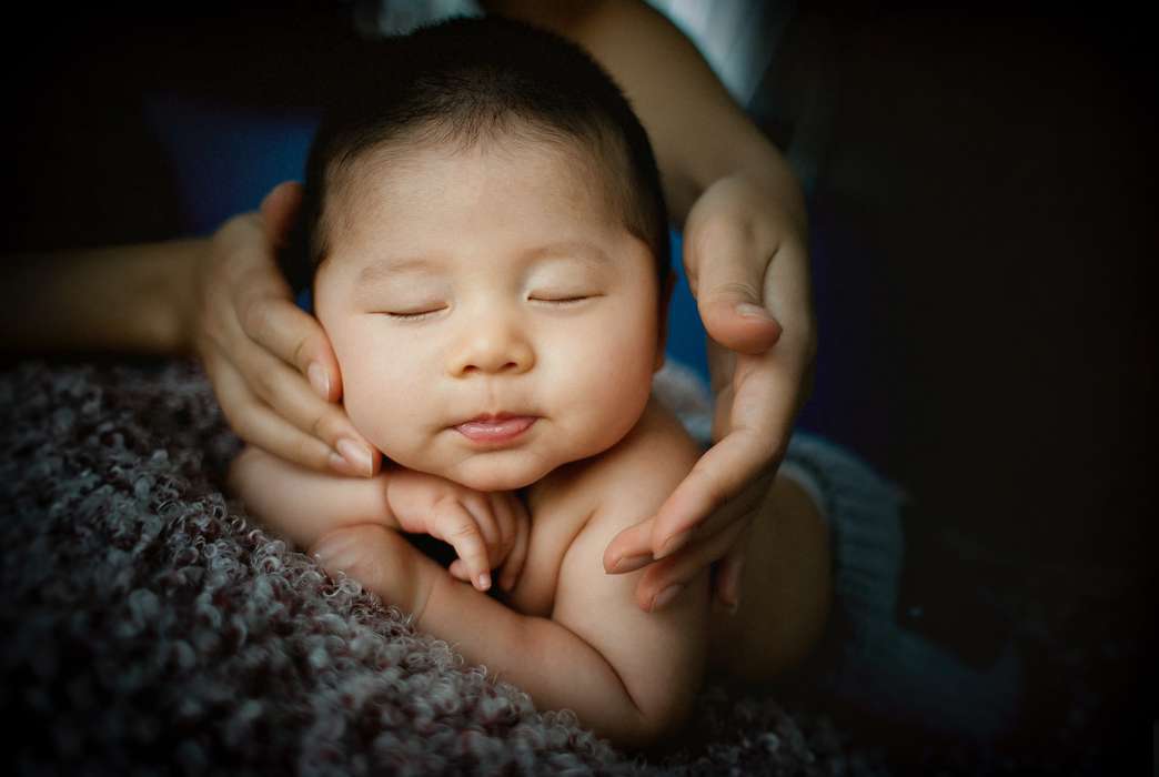 Doctors may have a new way to assess a baby's likelihood of allergies very early on. (Unsplash/Chiến Phạm)
