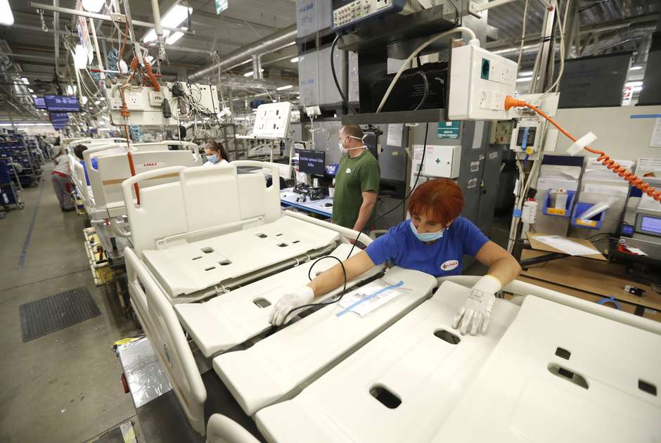 A universal basic income doesn't seem to hurt worker productivity. (AP Photo/Petr David Josek)