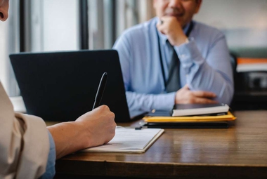 Men get more constructive criticism at work, but it makes them madder. (Pexels/Sora Shimazaki)